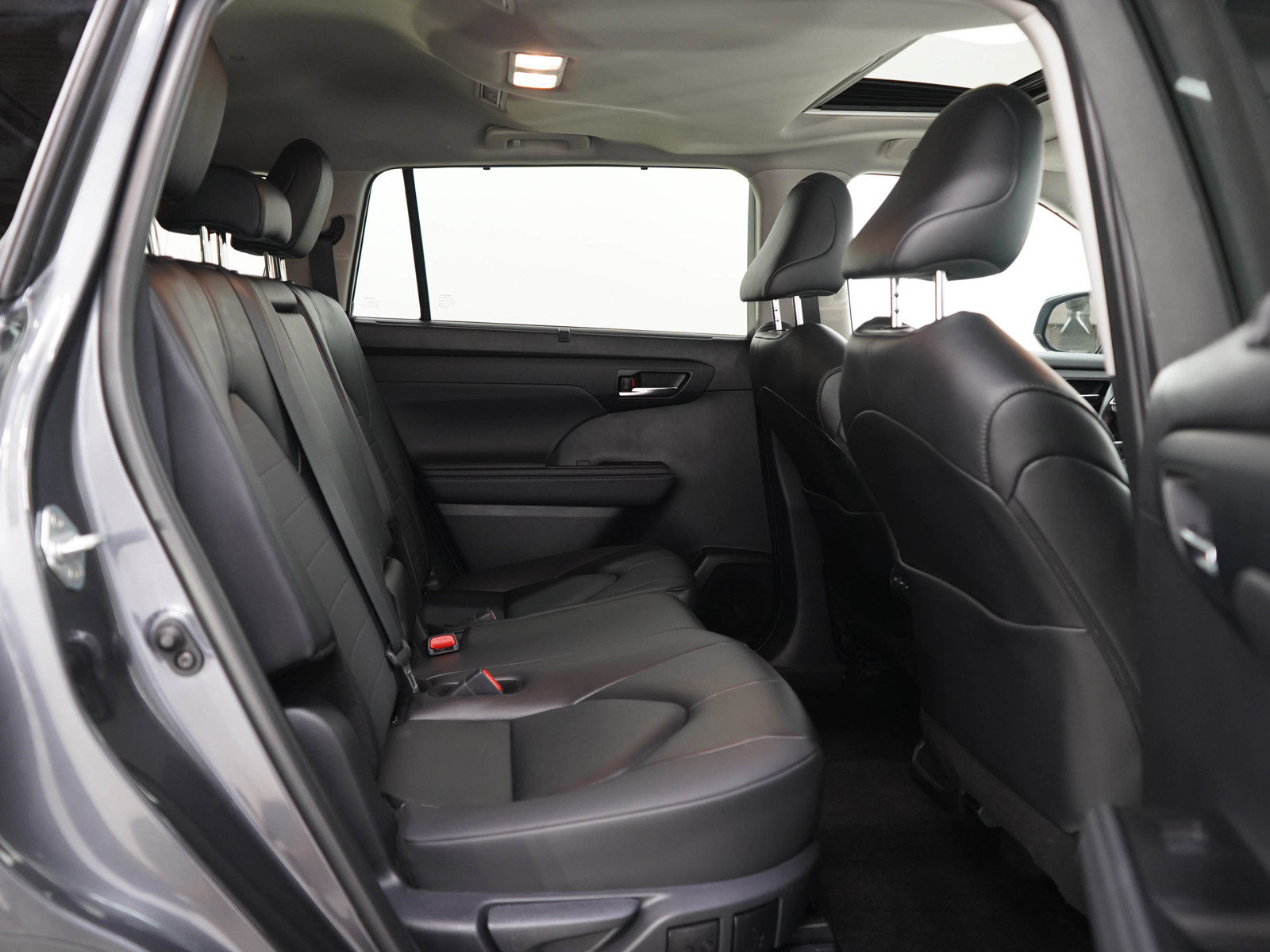 Used 2025 Toyota Highlander XLE AWD/4WD image 12