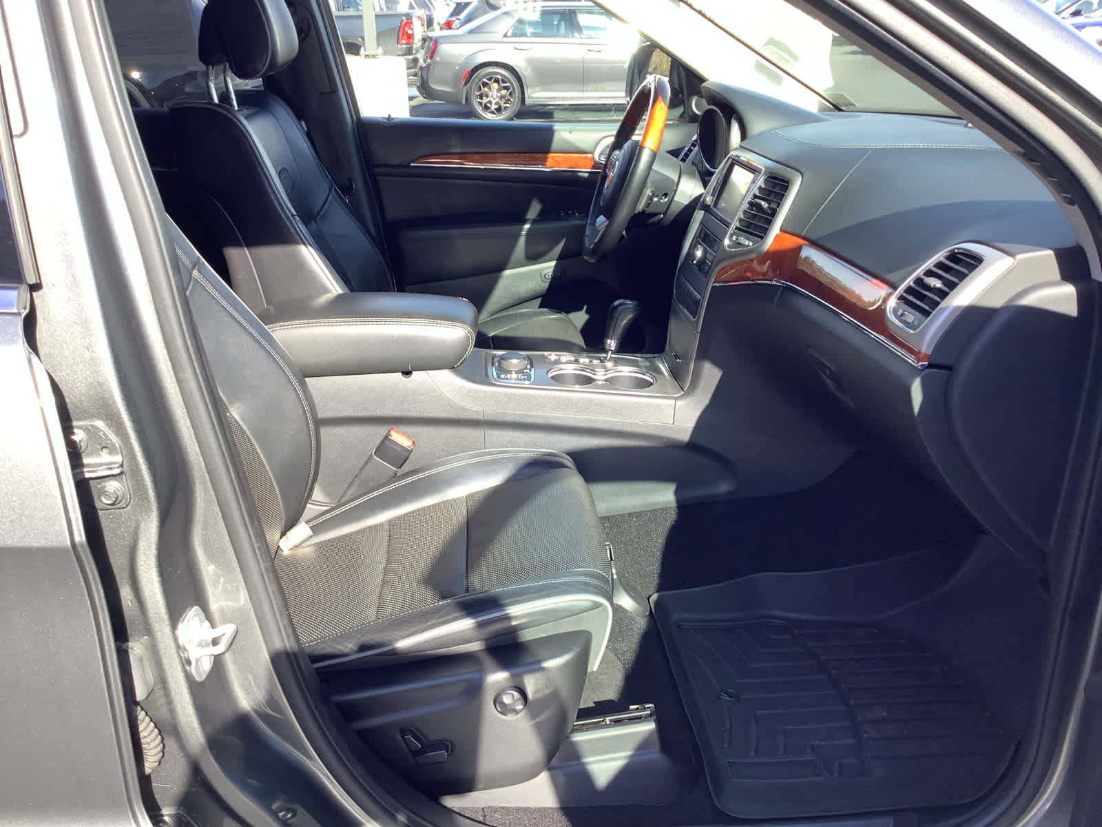 Used 2012 Jeep Grand Cherokee Overland AWD/4WD image 7