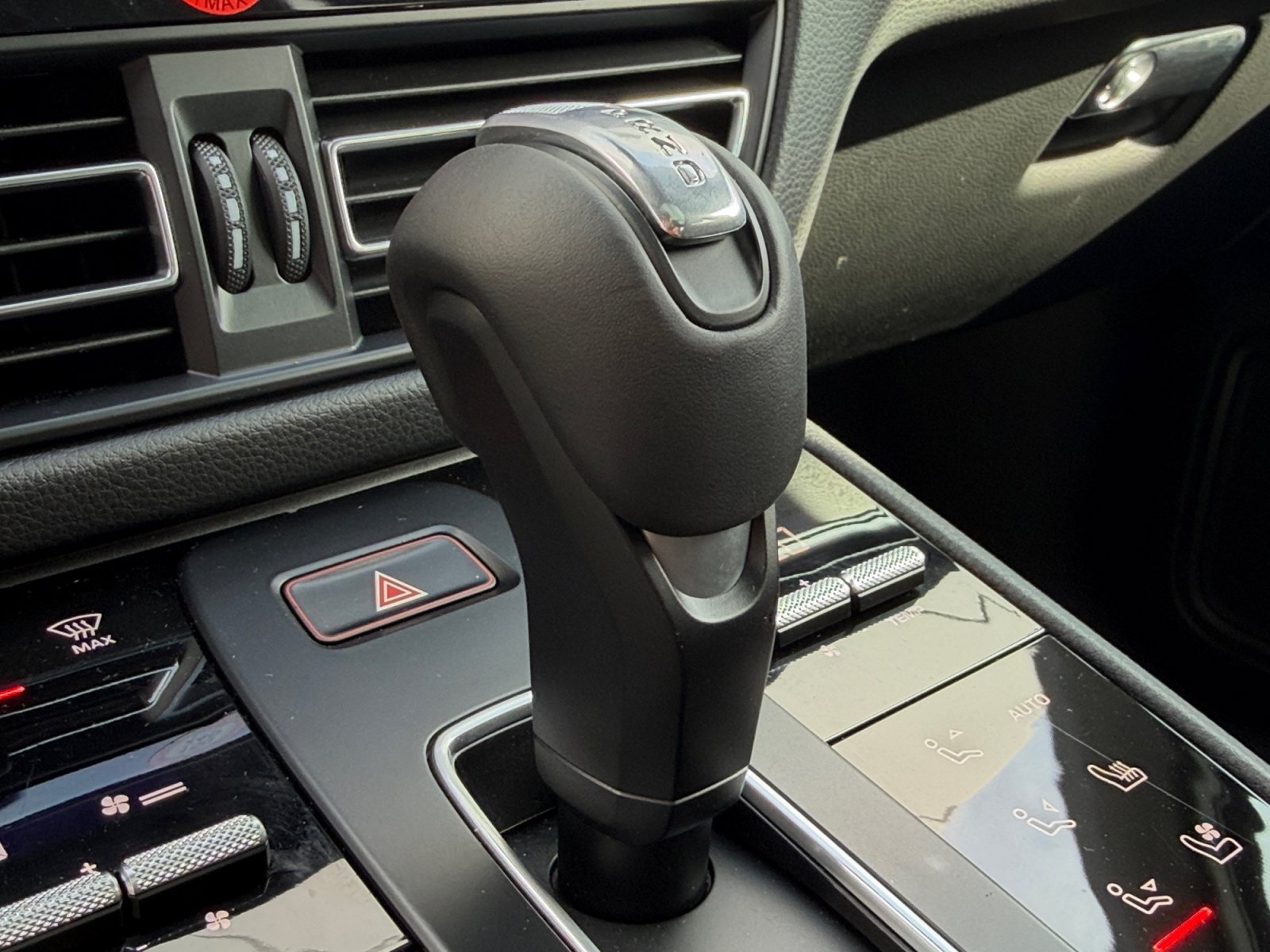 Used 2025 Porsche Macan AWD/4WD image 33