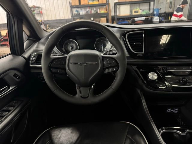 Certified 2025 Chrysler Pacifica Limited image 32