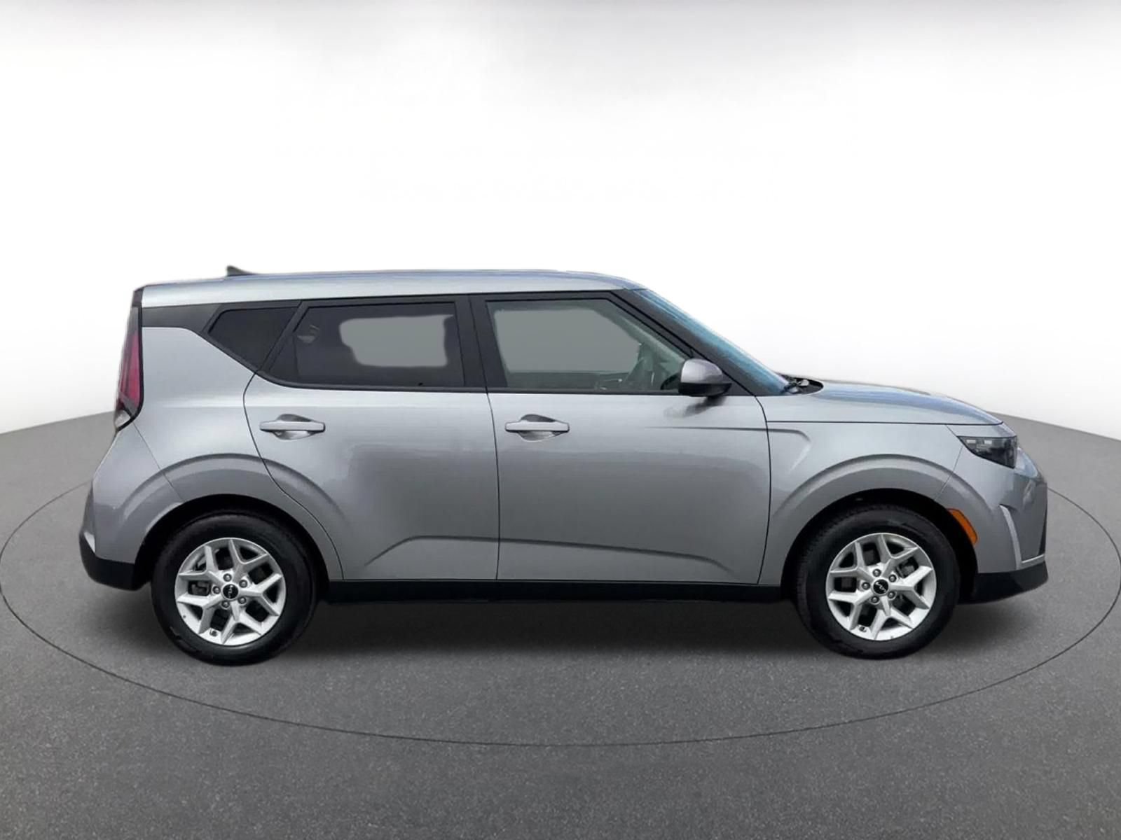 Used 2025 Kia Soul LX w/ LX Technology Package FWD image 15