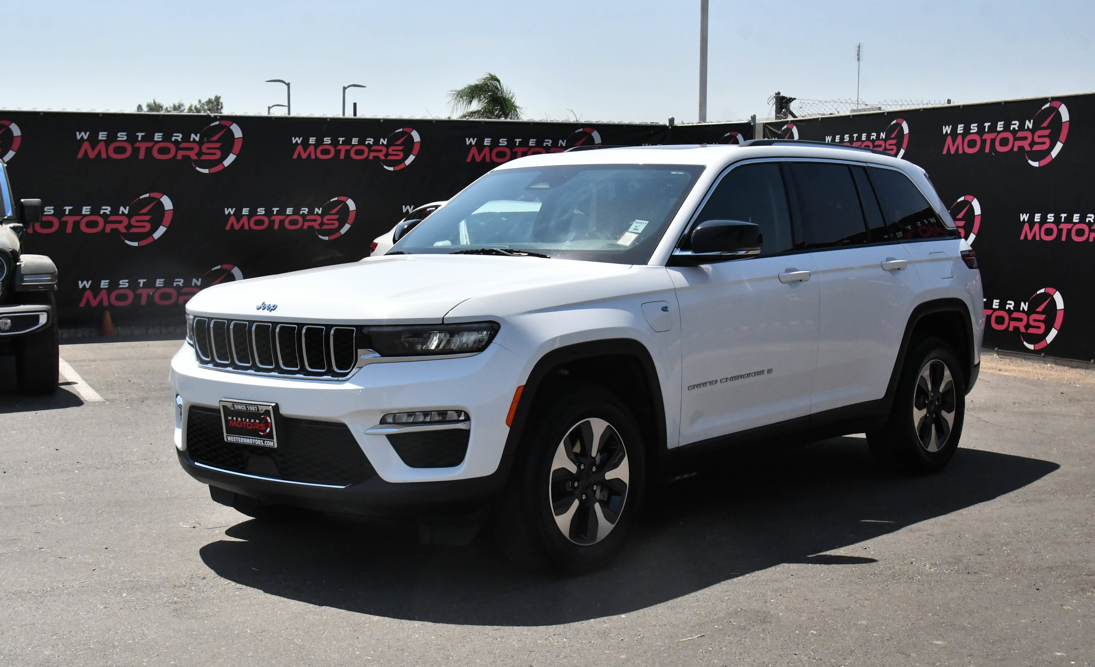 Used 2024 Jeep Grand Cherokee Limited 4xe AWD/4WD image 3