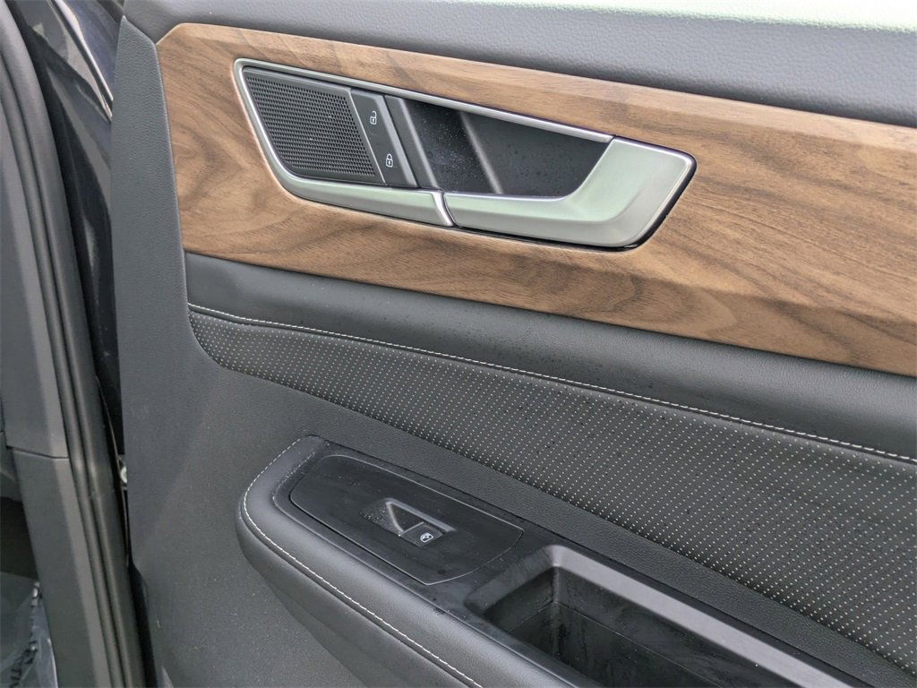 Used 2025 Volkswagen Atlas SE image 34