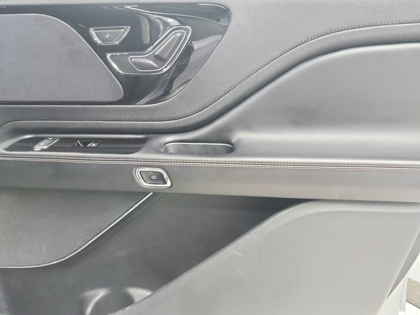Used 2023 Lincoln Aviator AWD w/ Premium Package image 44
