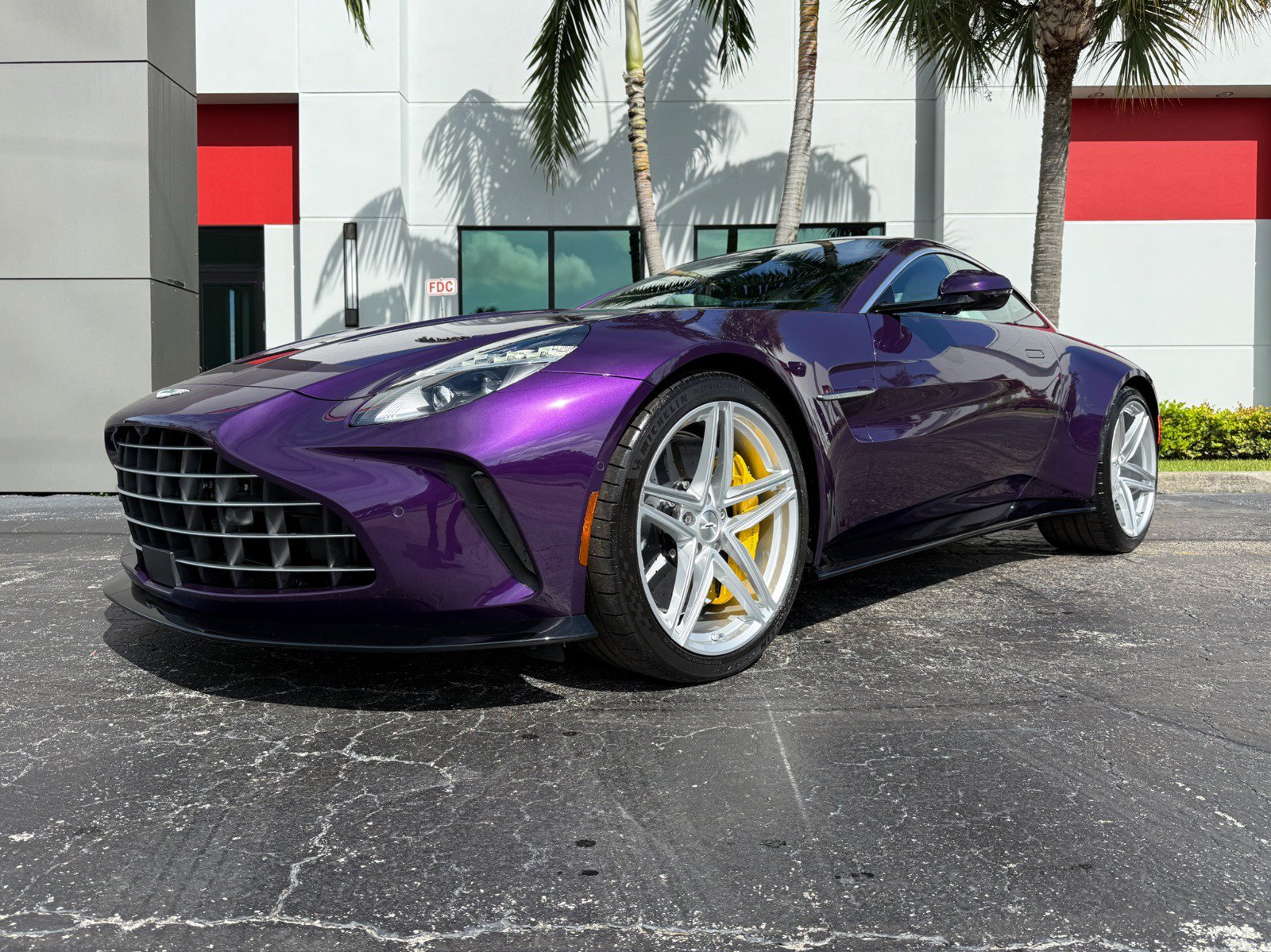 Used 2025 Aston Martin V8 Vantage Coupe RWD image 13
