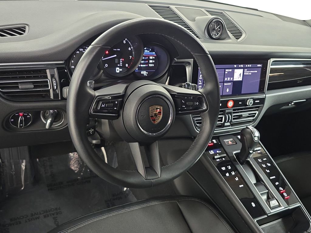 Certified 2025 Porsche Macan image 4