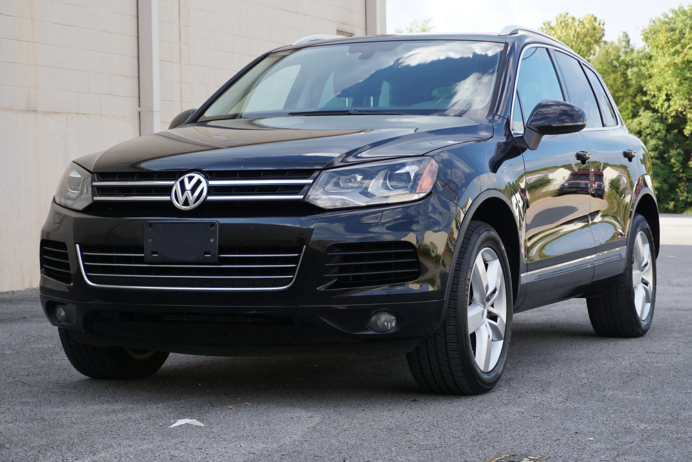 Used 2014 Volkswagen Touareg Sport AWD/4WD image 1
