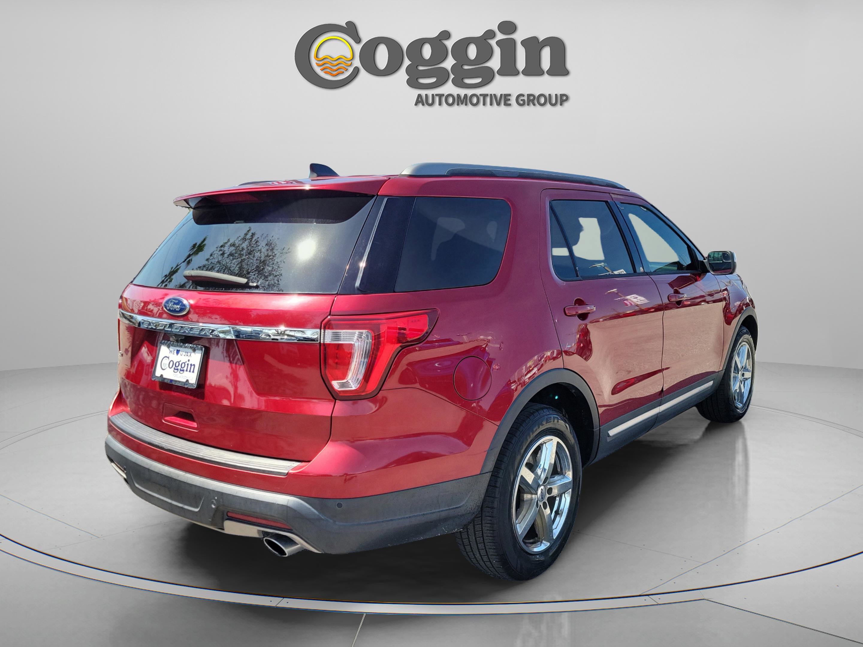 Used 2018 Ford Explorer XLT FWD image 3