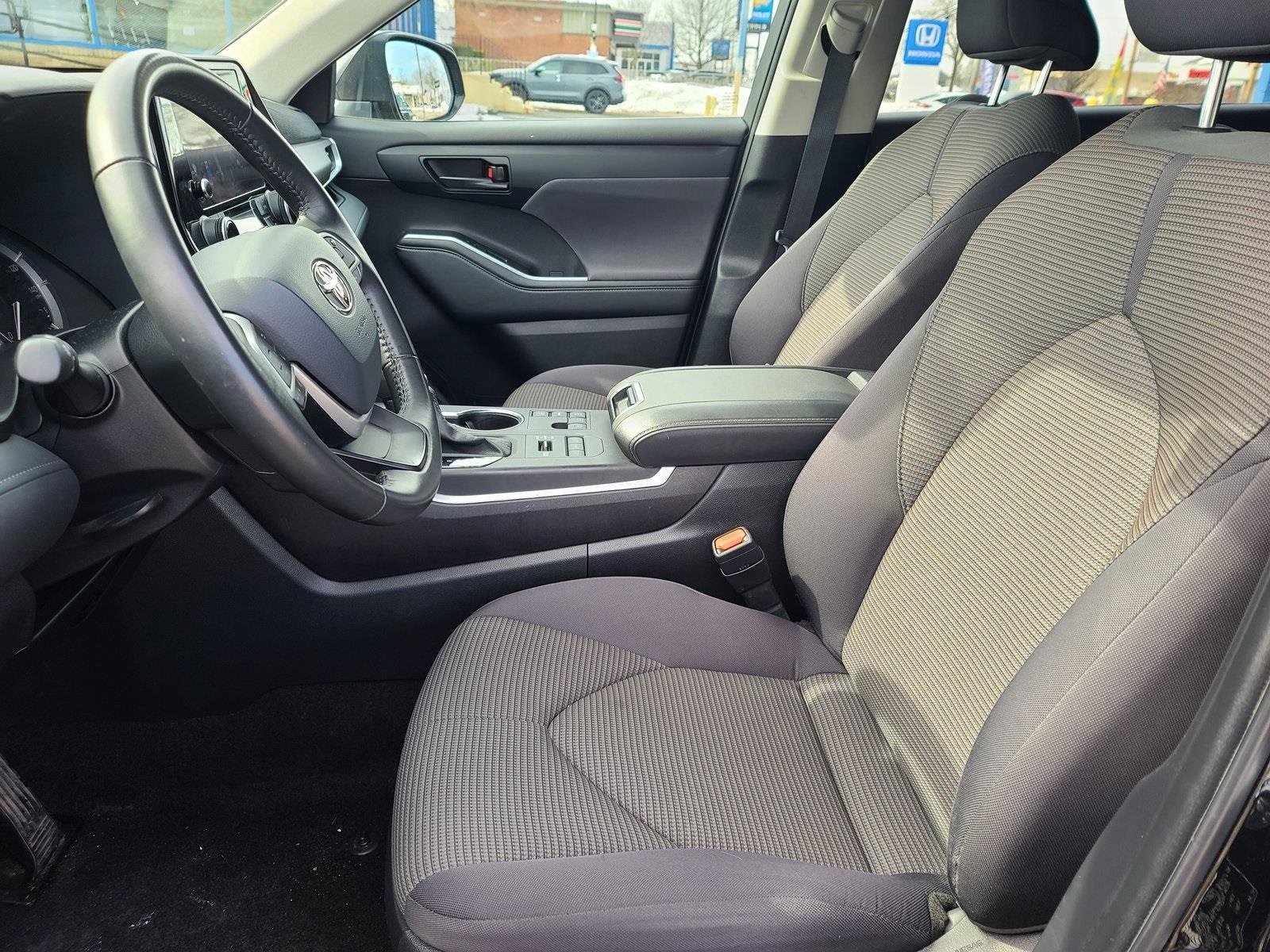 Used 2024 Toyota Highlander LE image 7