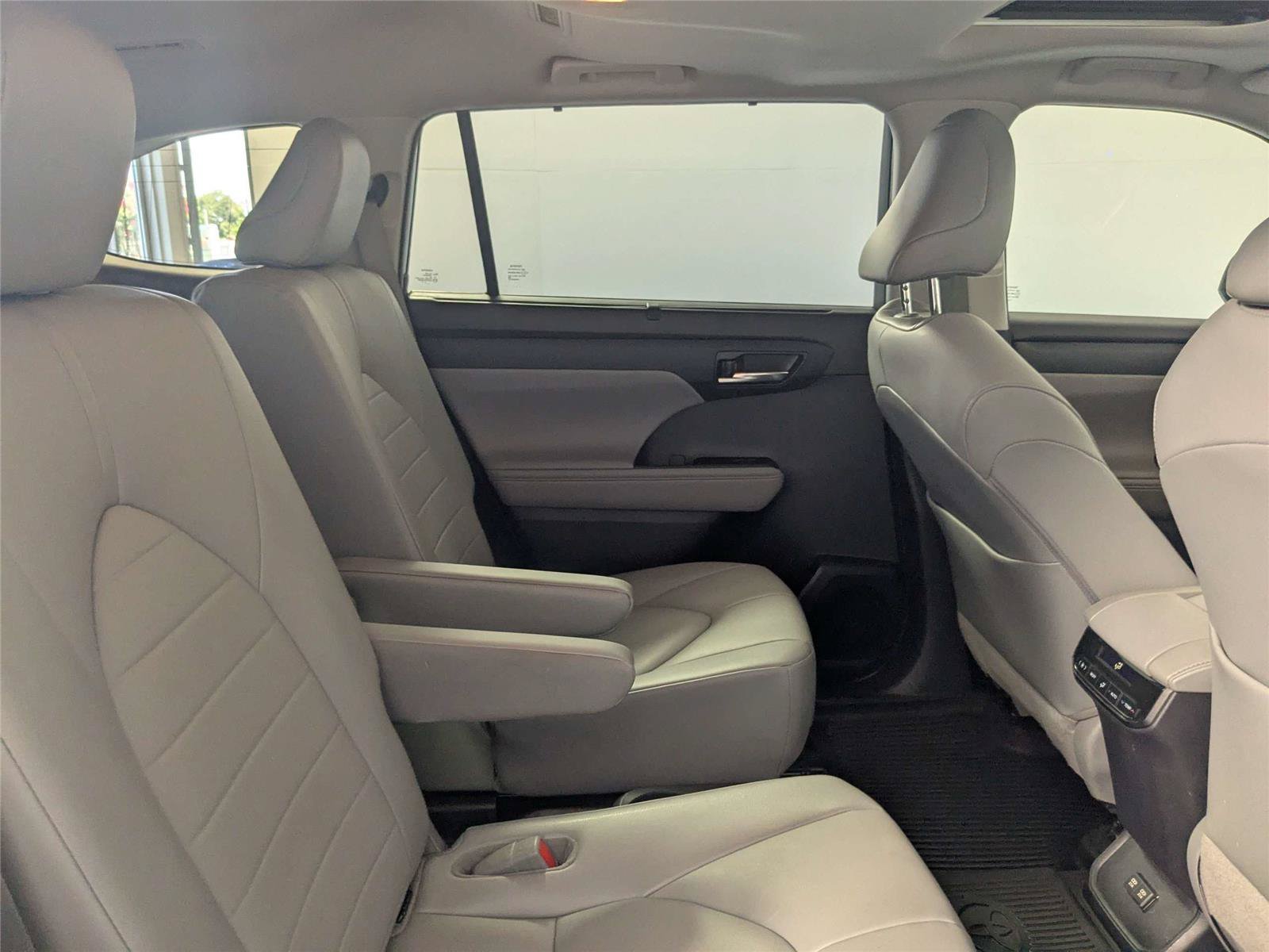Certified 2020 Toyota Highlander XLE FWD image 31