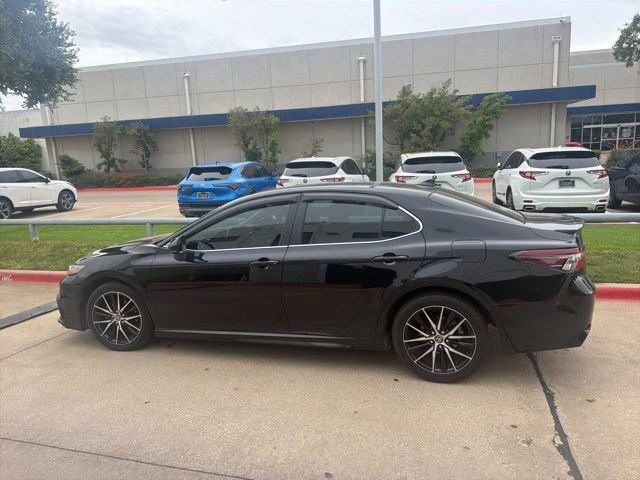 Used 2021 Toyota Camry SE FWD image 2
