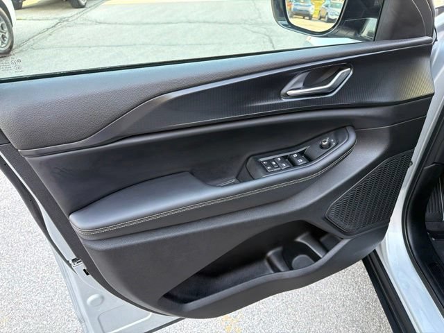 Used 2024 Jeep Grand Cherokee L Altitude AWD/4WD image 24