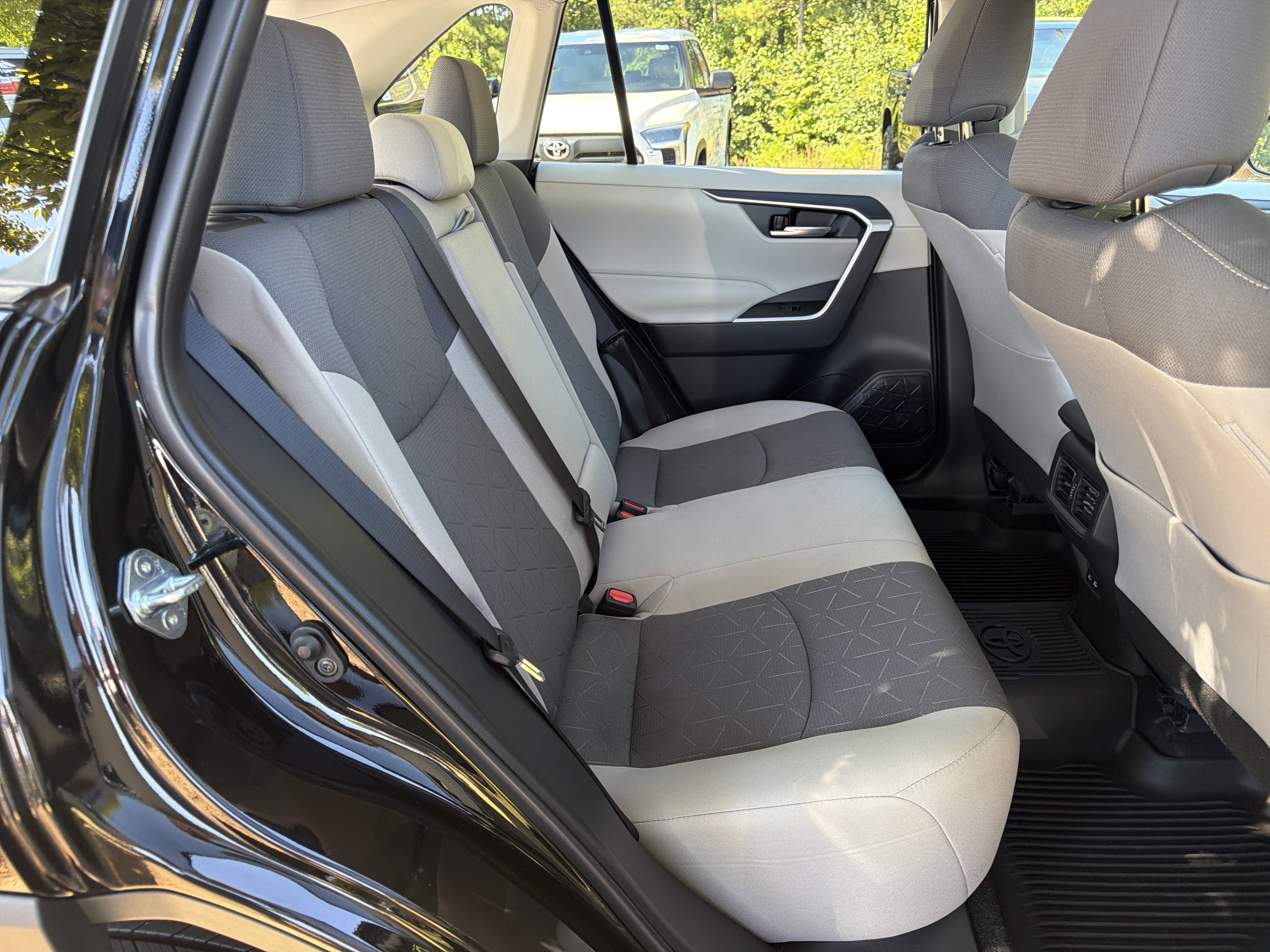 Used 2025 Toyota RAV4 XLE w/ Convenience Package FWD image 15