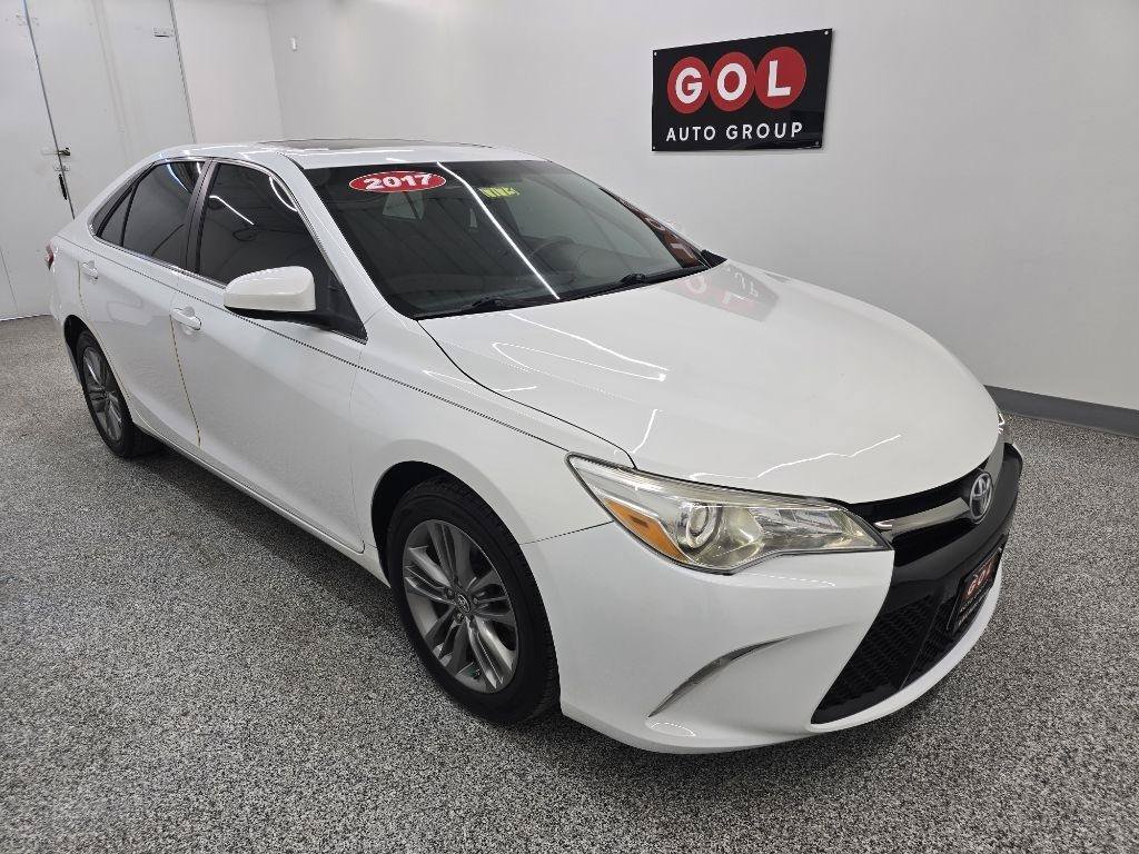 Used 2017 Toyota Camry SE w/ Moonroof Package FWD image 1