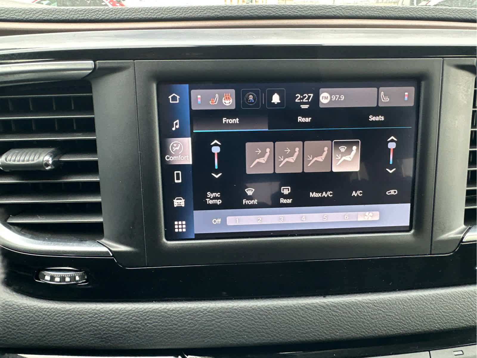 Used 2023 Chrysler Voyager LX image 26