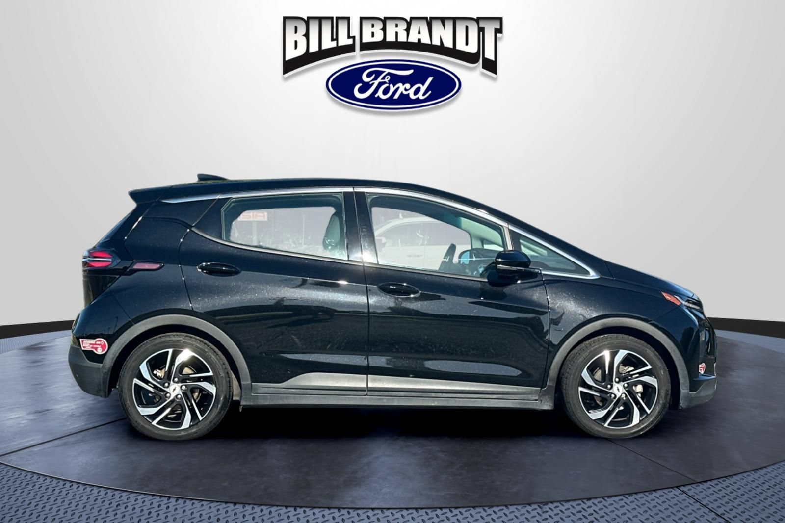 Used 2023 Chevrolet Bolt LT w/ Infotainment Package FWD image 2