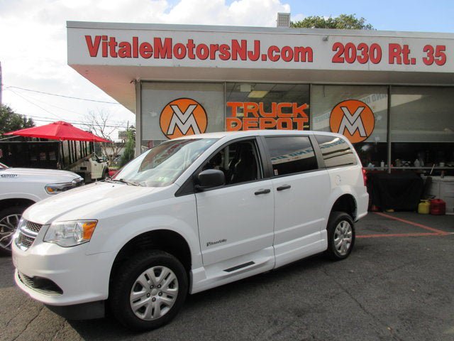 Used 2019 Dodge Grand Caravan SE FWD image 3