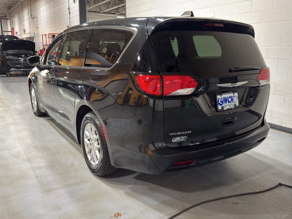 Used 2023 Chrysler Voyager LX image 3