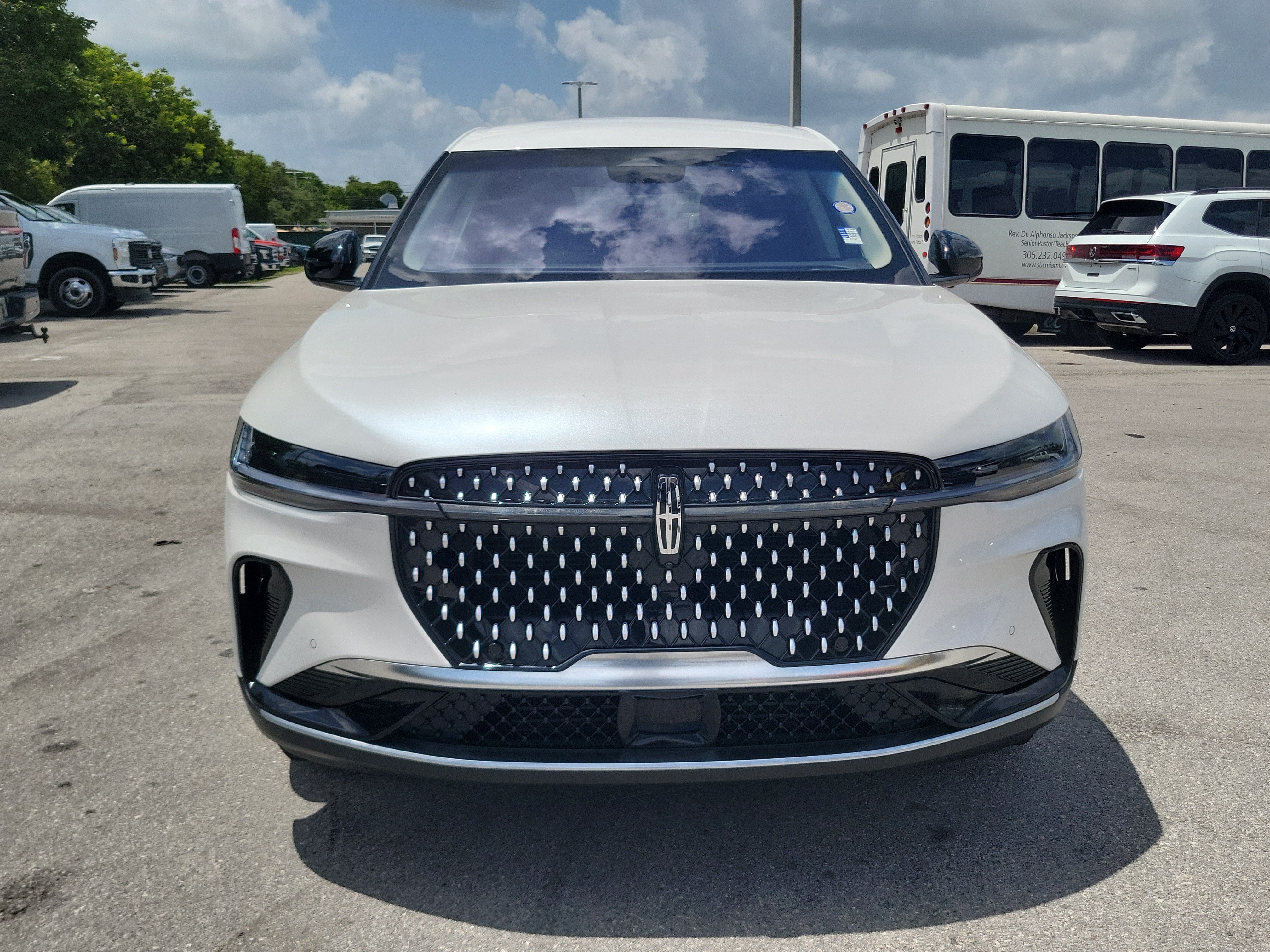 Used 2024 Lincoln Nautilus Premier AWD/4WD image 2