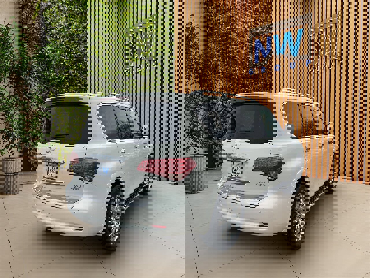 Used 2014 INFINITI QX80 4WD w/ Deluxe Touring Package image 31