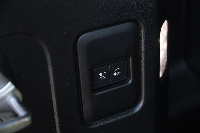 Used 2025 Land Rover Defender 110 image 9