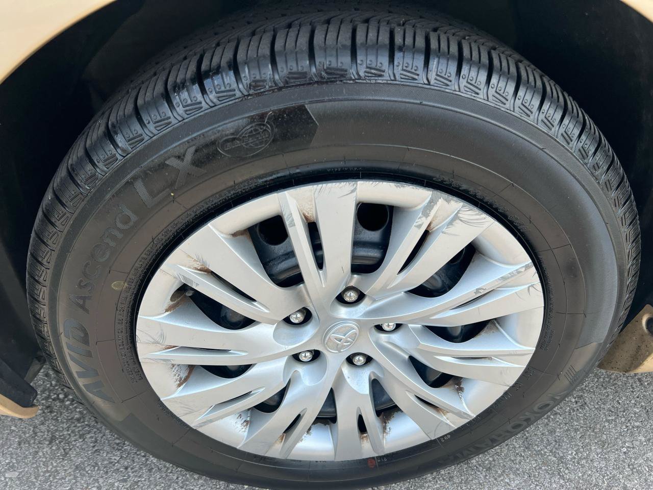 Used 2012 Toyota Camry LE FWD image 2