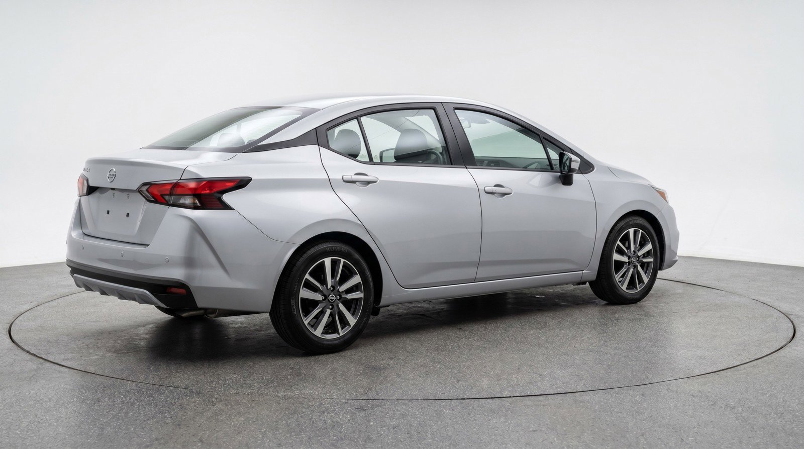 Used 2025 Nissan Versa SV image 9