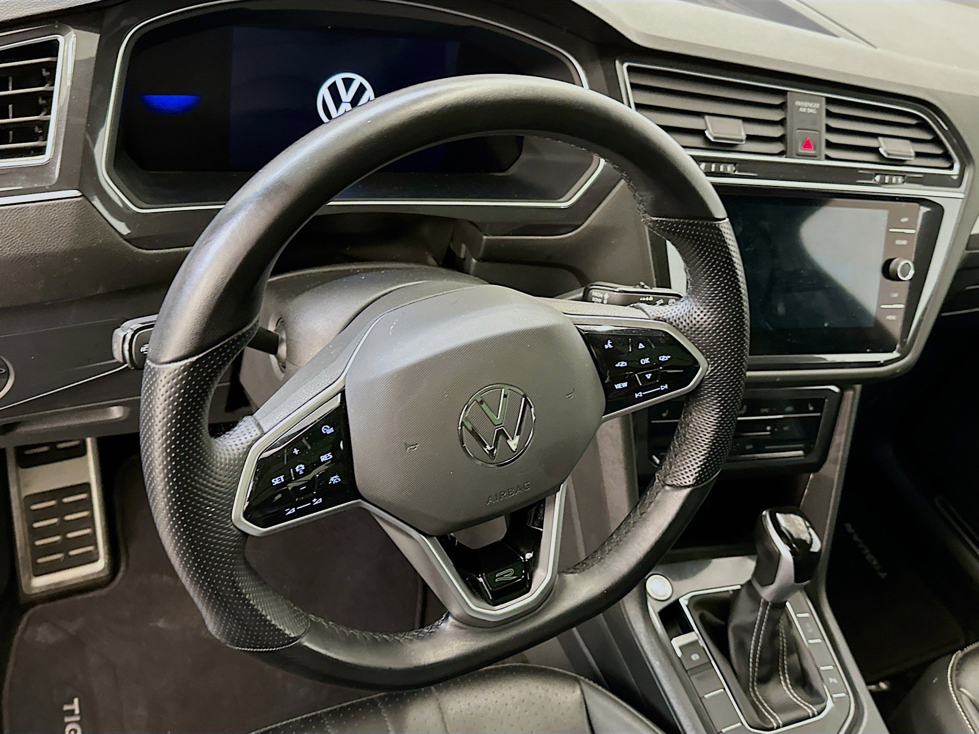 Used 2024 Volkswagen Tiguan SE R-Line image 18