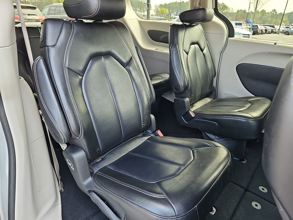 Used 2023 Chrysler Pacifica Touring-L image 14
