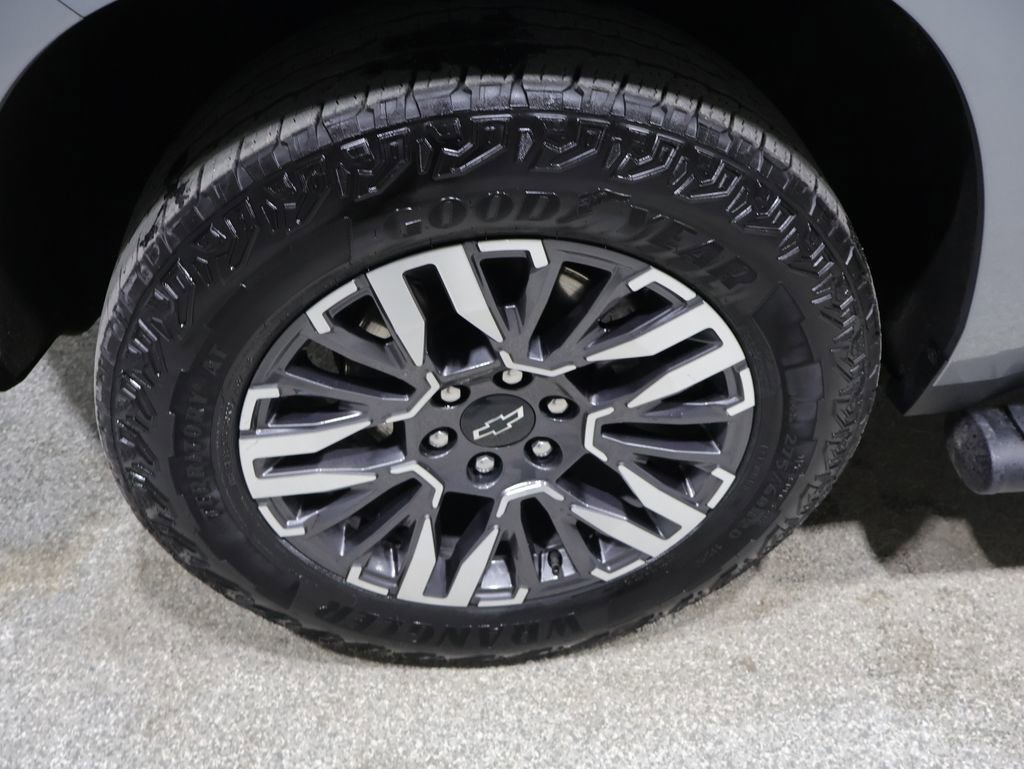 Used 2025 Chevrolet Suburban Z71 image 9