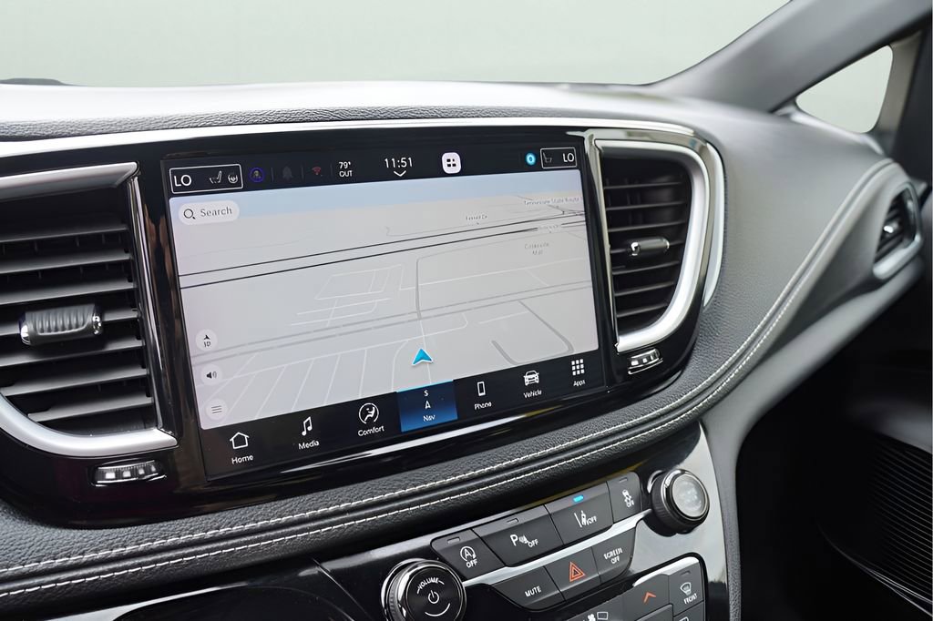 Used 2025 Chrysler Pacifica Limited image 24