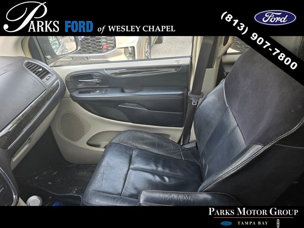 Used 2015 Chrysler Town & Country Limited Platinum FWD image 7