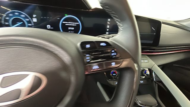 Certified 2025 Hyundai Elantra Limited FWD image 17