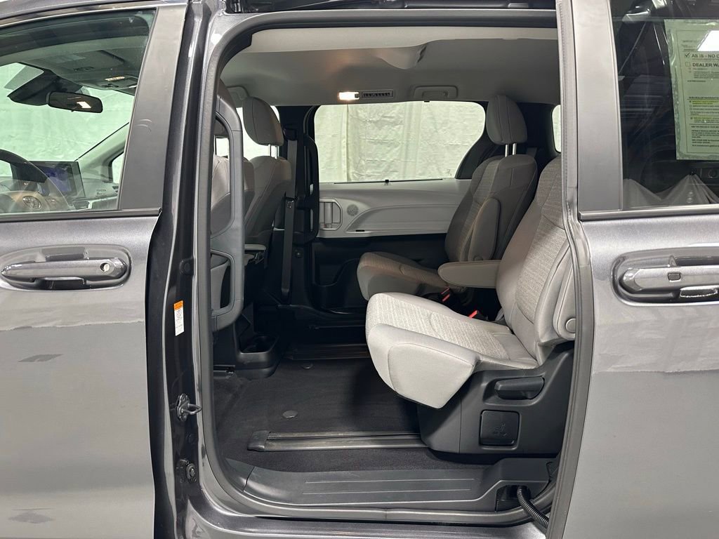 Used 2025 Toyota Sienna LE image 44