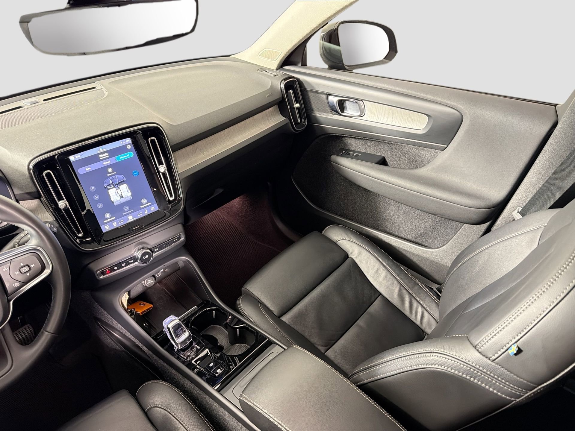 Certified 2023 Volvo XC40 B4 Plus w/ Protection Package Premier image 24