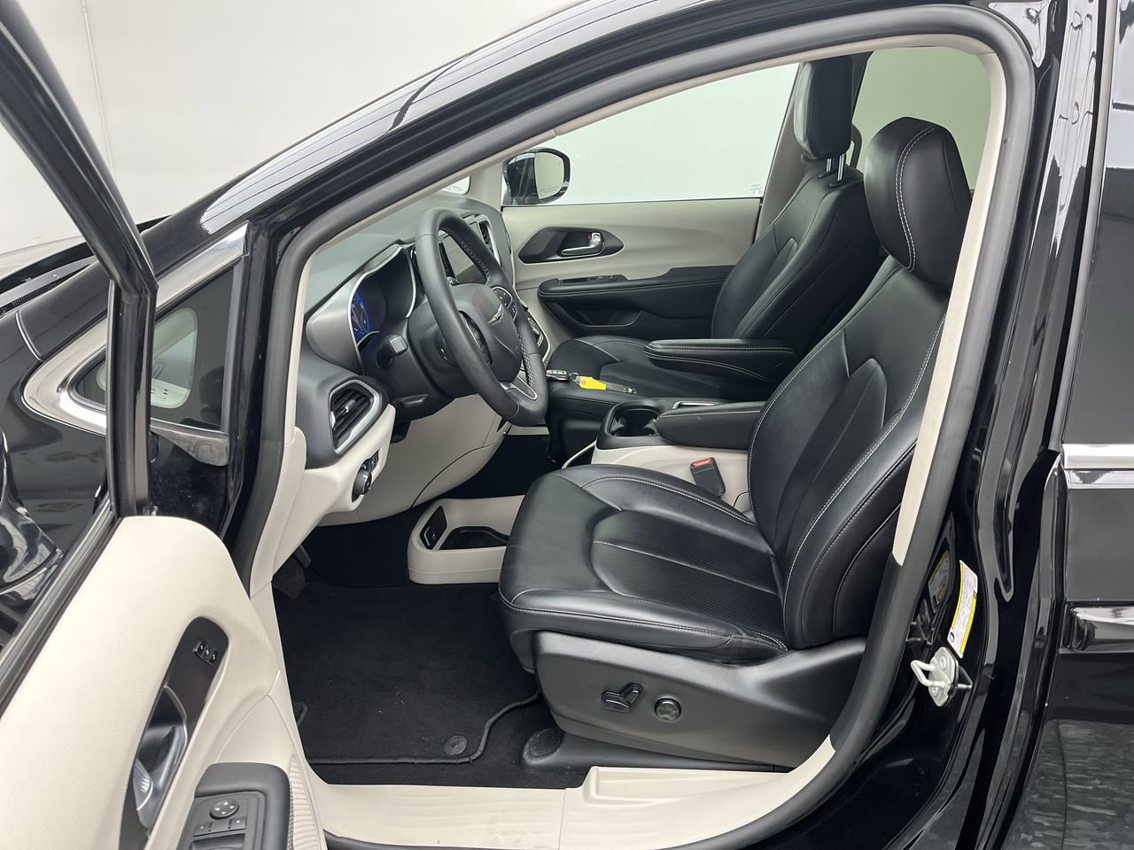 Used 2024 Chrysler Pacifica Touring-L FWD image 3
