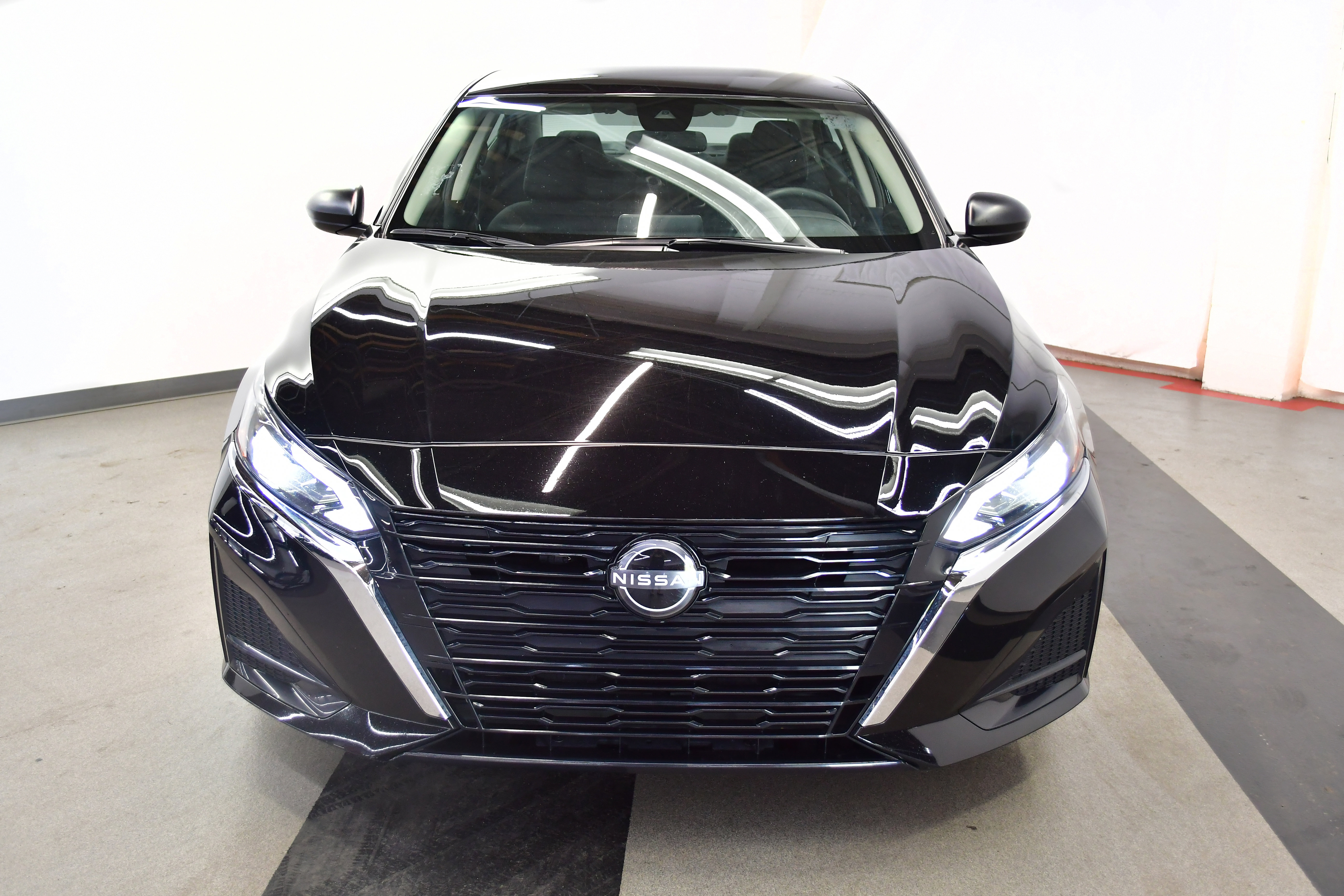 Used 2025 Nissan Altima 2.5 SV FWD image 3