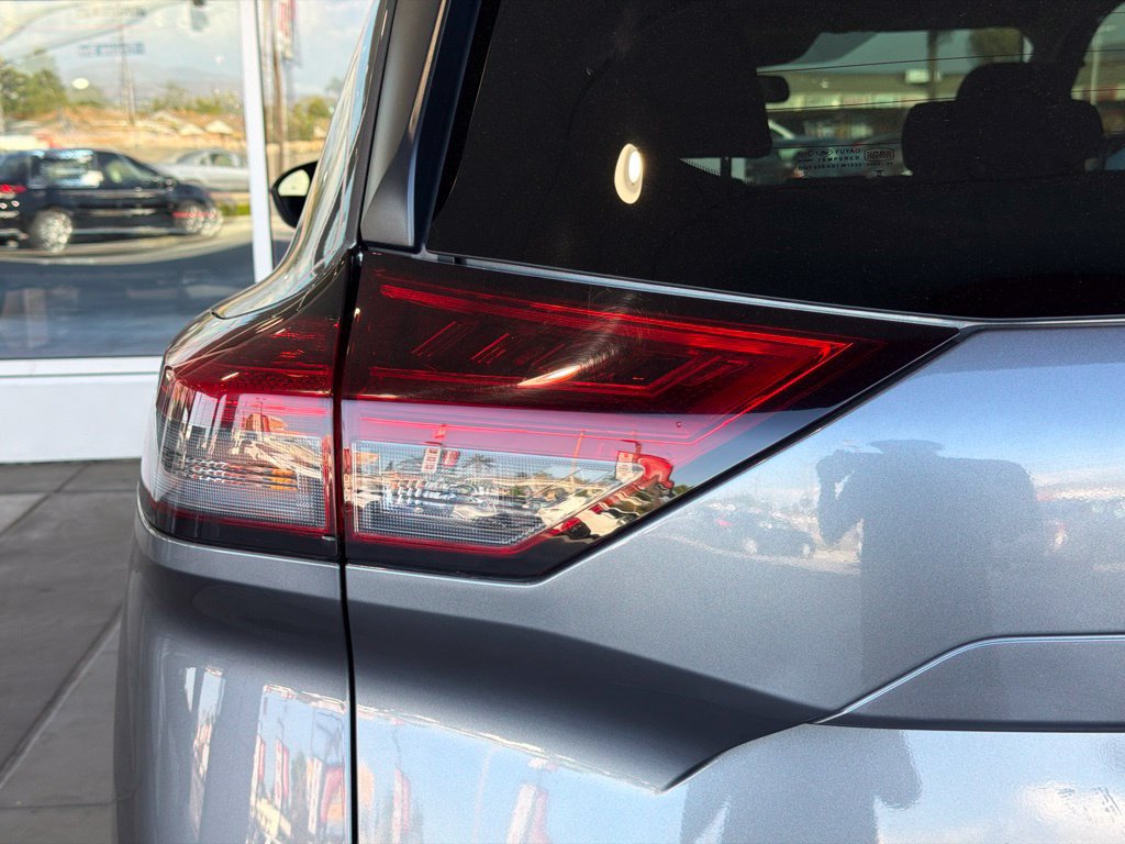 Used 2023 Nissan Rogue SV FWD image 11