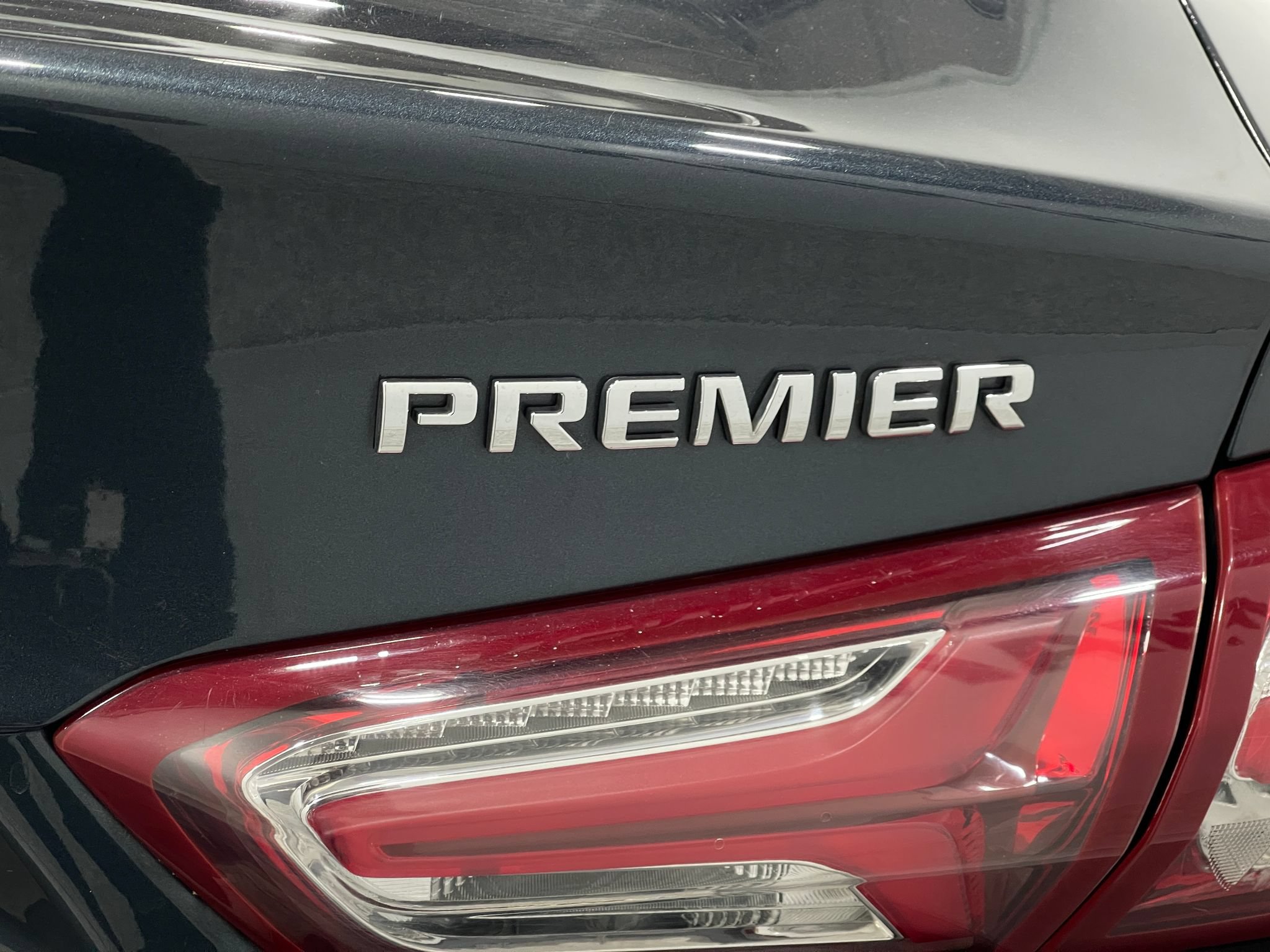 Used 2020 Chevrolet Malibu Premier FWD image 39