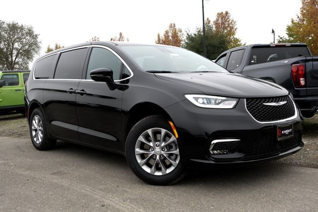 New 2026 Chrysler Pacifica Select image 2