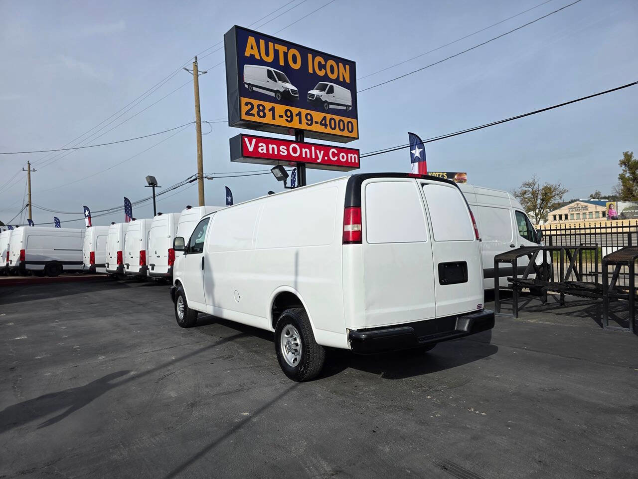 Used 2019 Chevrolet Express 2500 Extended image 2