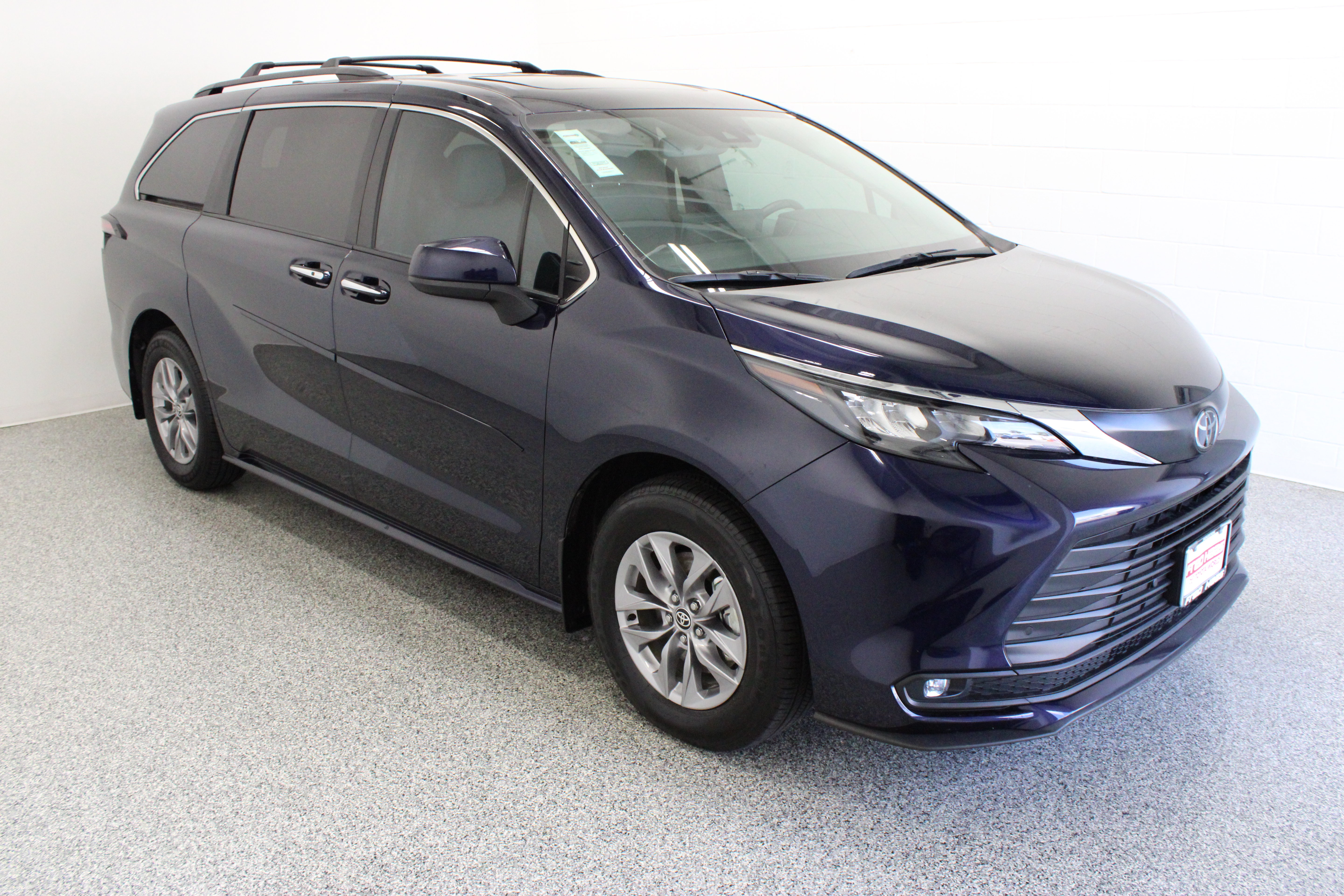 Certified 2026 Toyota Sienna XLE FWD image 4