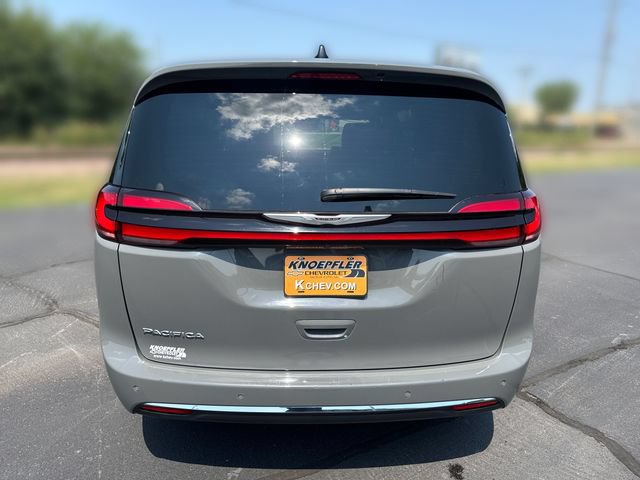 Used 2025 Chrysler Pacifica Select FWD image 4