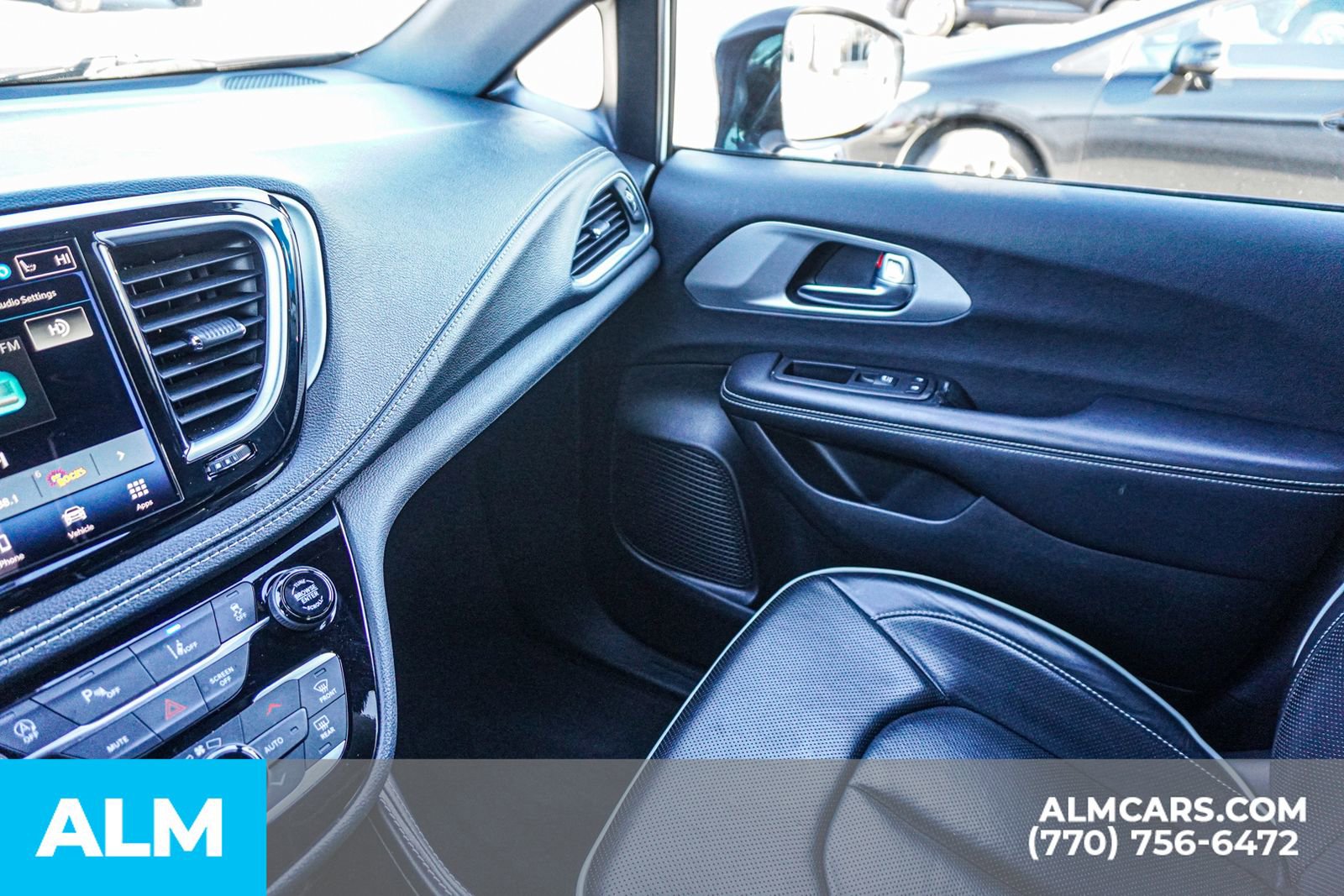 Used 2025 Chrysler Pacifica Limited image 28