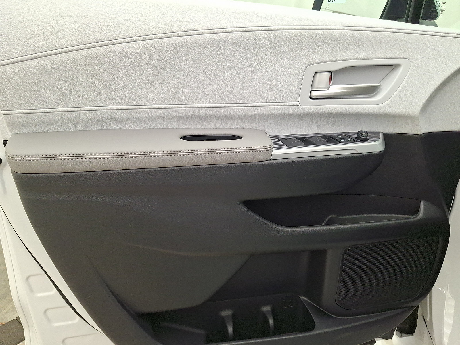 Used 2026 Toyota Sienna XLE FWD image 2