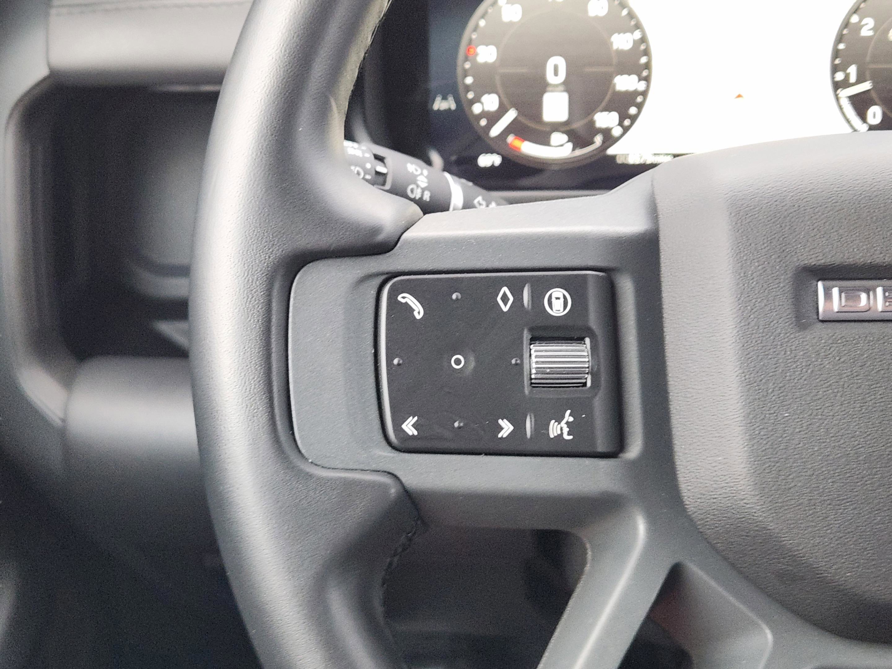 Certified 2025 Land Rover Defender 110 X-Dynamic SE image 29