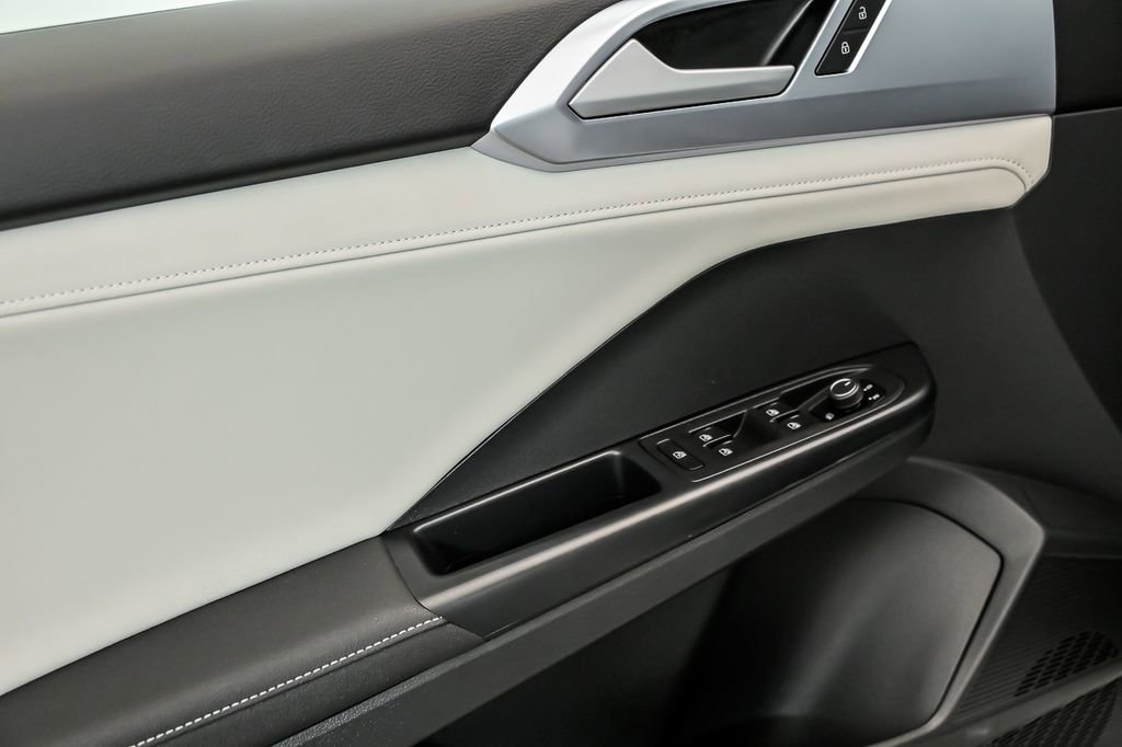 Used 2025 Volkswagen Taos SE w/ Panoramic Sunroof Package AWD/4WD image 10