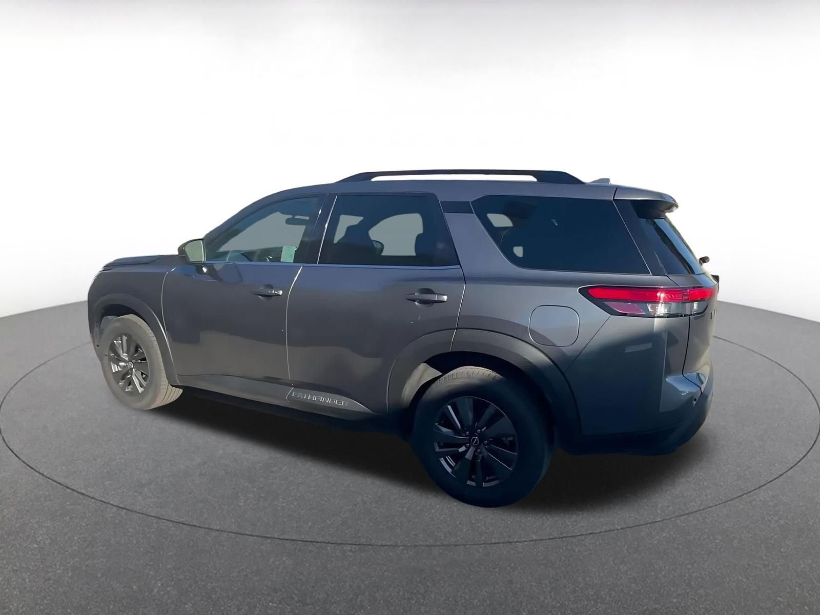 Used 2025 Nissan Pathfinder SV image 10