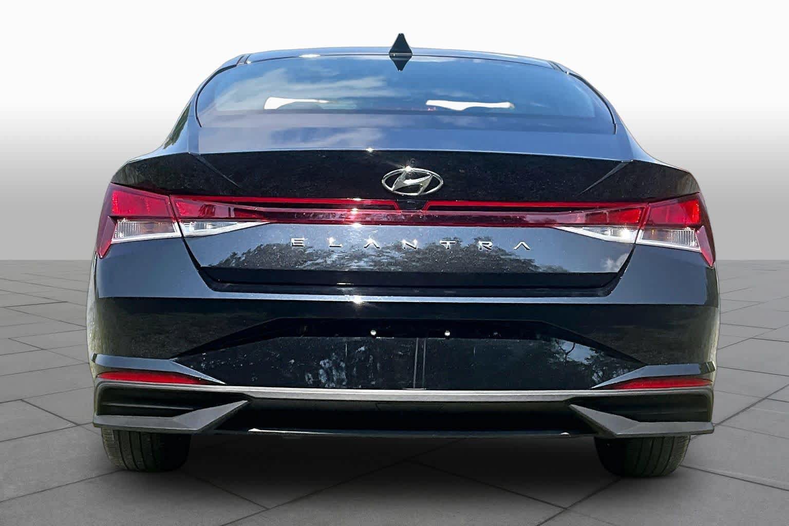 Used 2023 Hyundai Elantra SEL w/ Convenience Package FWD image 5