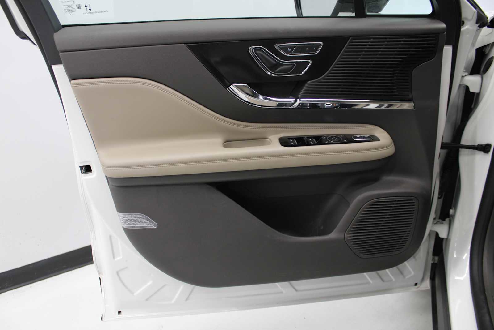 Used 2022 Lincoln Corsair AWD w/ Equipment Group 101A image 17